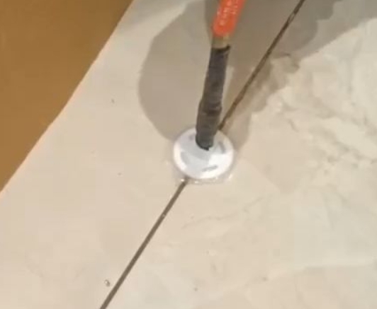 云霄瓷砖空鼓维修公司专业解答瓷砖在铺贴过程中，如果没有涂抹均匀到位的粘结材料（如水泥砂浆或瓷砖胶），可能会导致以下问题