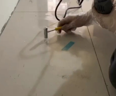 云霄瓷砖开裂维修公司专业分享瓷砖在铺贴前如果没有沥干水分，将会导致以下问题